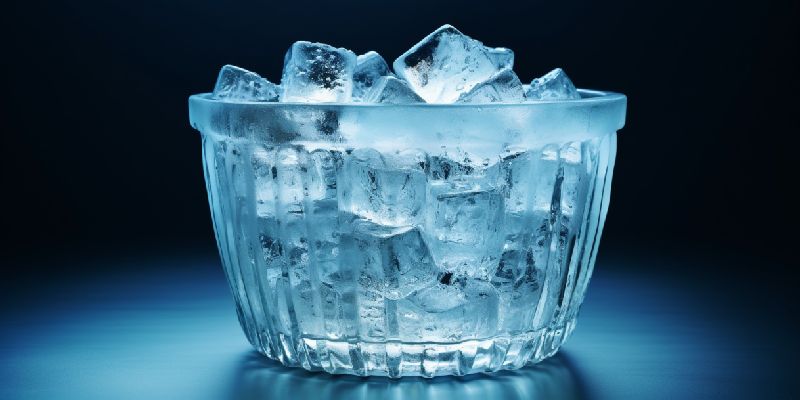 Glasschüssel voller Eiswürfel